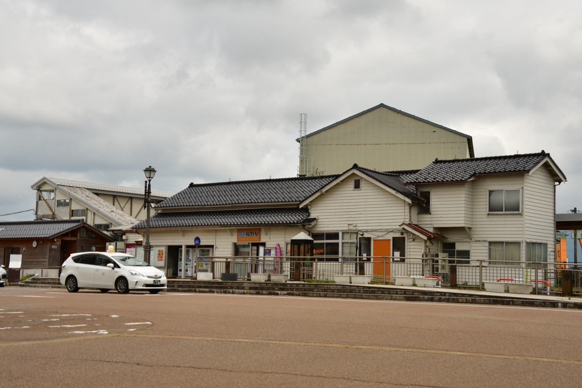鉄道写真・田園風景・梅雨・撮影地：城端線・福野