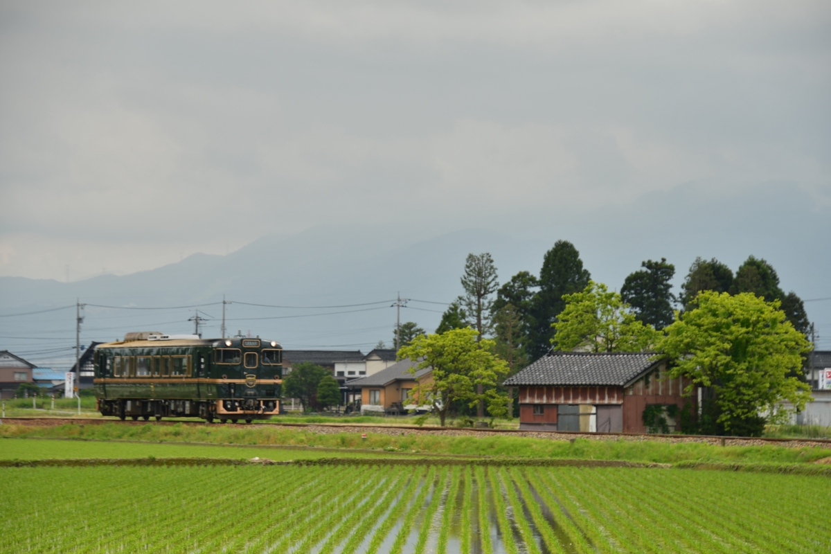 鉄道写真・田園風景・梅雨・撮影地：城端線・東野尻－高儀
