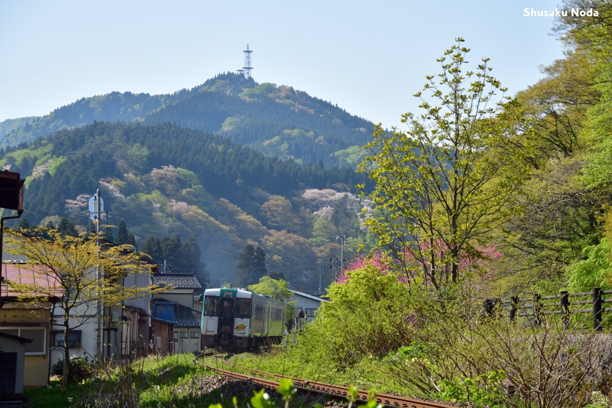 鉄道写真・新緑・撮影地：陸羽西線・高屋－清川