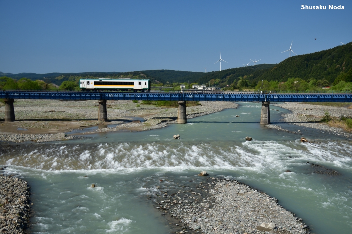 鉄道写真・新緑・撮影地：陸羽西線・高屋－清川