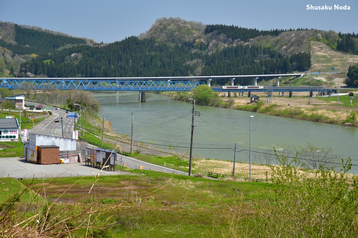 鉄道写真・新緑・撮影地：陸羽西線・津谷－古口