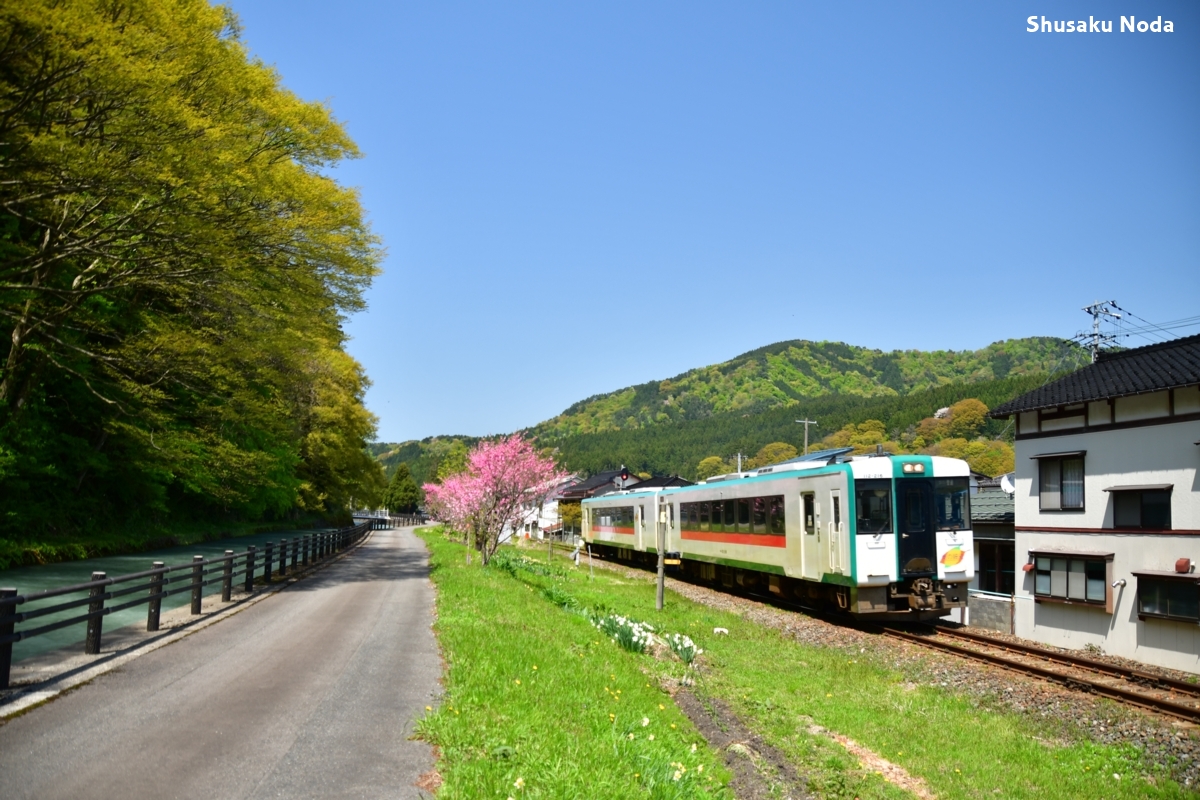 鉄道写真・新緑・撮影地：陸羽西線・高屋－清川